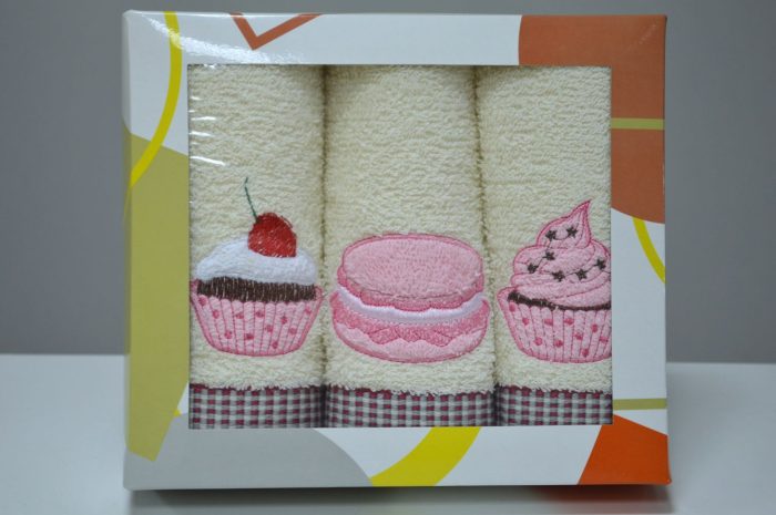 Conjunto de 3 panos em felpo em caixa presente, Bordado Cupcake, creme.
