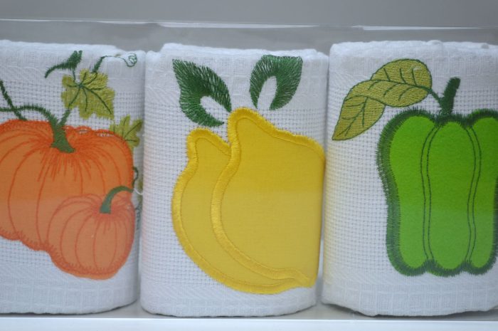 Conjunto de 3 panos em favo em caixa presente, Bordado Legumes e Frutos