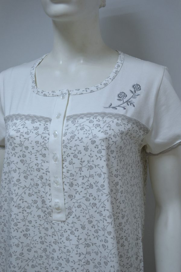 Camisa de senhora com bordado e renda, estampado