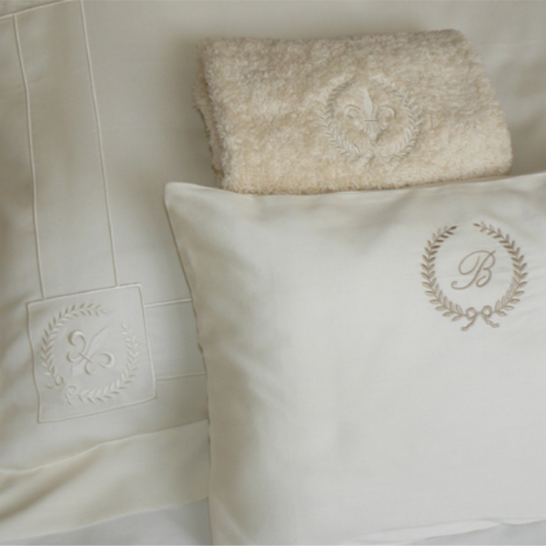 Fronha de almofada modelo Oxford bordada, almofada decorativa bordada, toalha de felpo bordada. Produção sob consulta. Foto ilustrativa.
